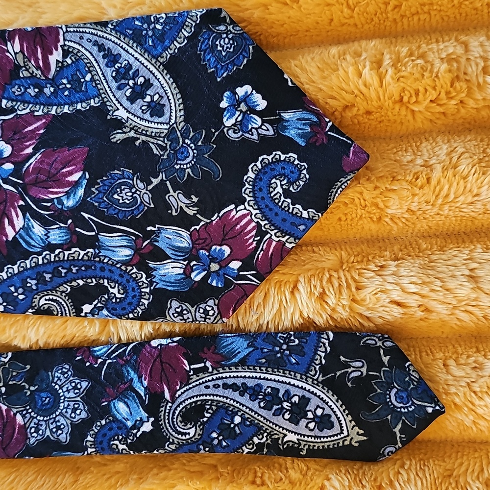Tie - Picture 8 of 14